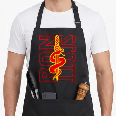 Tablier de cuisine noir avec un serpent rouge et jaune traversant une épée devant des lettres stylisées rouges.