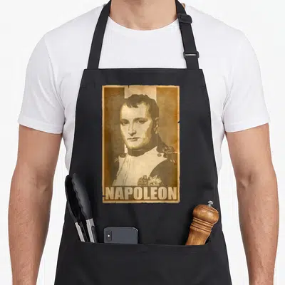 Tablier de cuisine noir avec portrait de Napoleon style affiche ancienne et le mot NAPOLEON imprimé en bas.