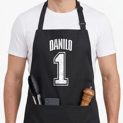 Tablier de cuisine noir avec l inscription Danilo et le chiffre 1 en blanc style maillot de sport délavé.