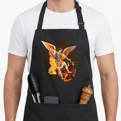 Tablier de cuisine noir avec illustration de l'Archange Saint Michel vainquant le démon avec une balance.