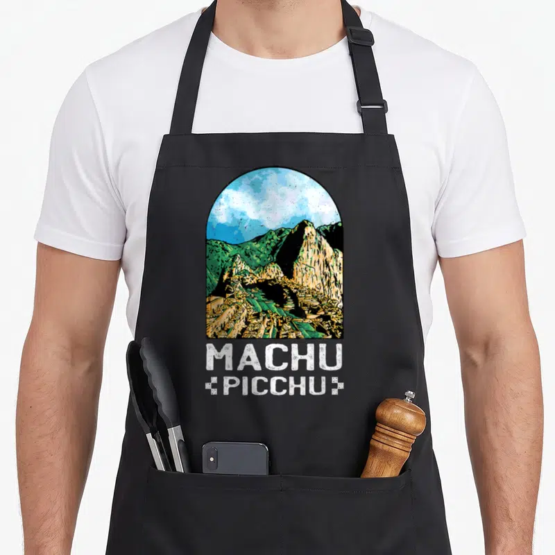 Tablier de cuisine noir avec illustration colorée de machu picchu et texte machu picchu en blanc.