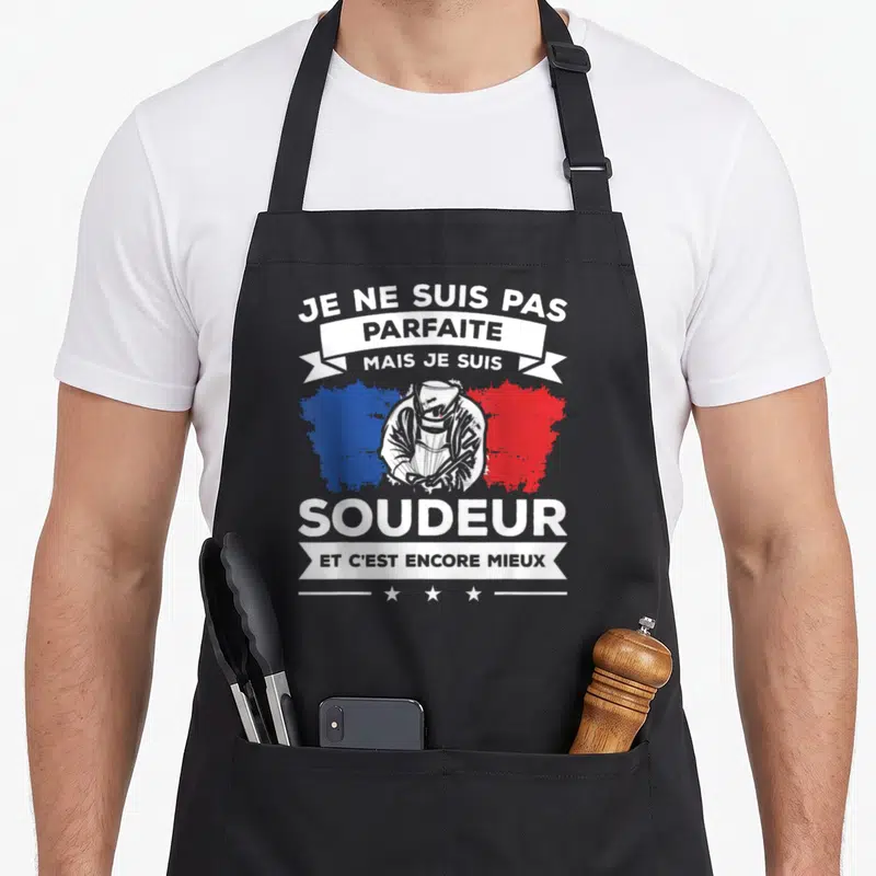Tablier de cuisine noir avec illustration d'une soudeuse et texte blanc sur fond de carte de France bleue et rouge.