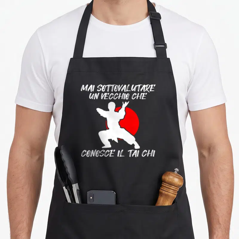 Tablier de cuisine noir avec silhouette blanche de Tai Chi et texte italien sur fond gris uni.
