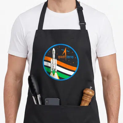 Tablier de cuisine noir avec un cercle bleu contenant des fusées ISRO India et le drapeau indien.