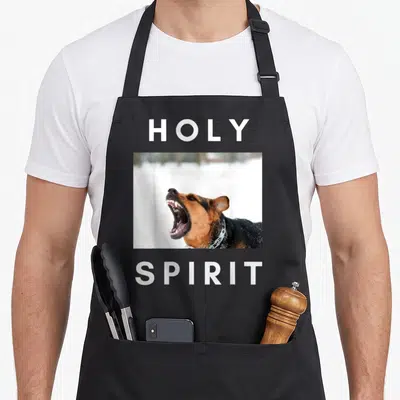 Tablier de cuisine noir avec inscription Holy Spirit et photo d'un chien noir et fauve hurlant dans la neige.