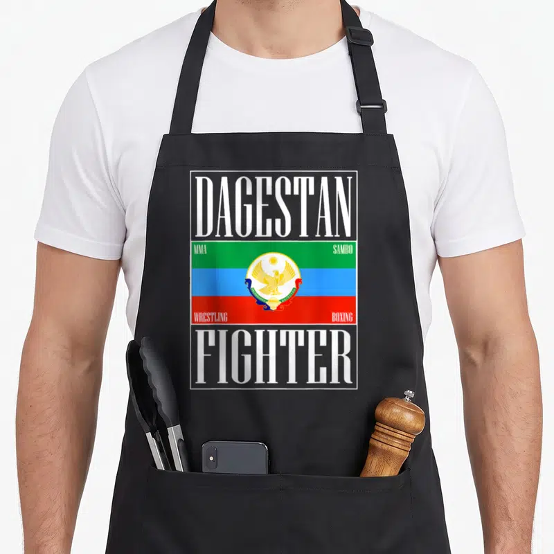 Tablier de cuisine noir avec drapeau DAGHESTAN FIGHTER, aigle doré et mentions MMA Sambo Wrestling Boxing sur bandes vertes bleues et rouges.