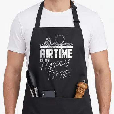 Tablier de cuisine noir avec inscription Airtime is my happy time et dessin de verres à vin en blanc.