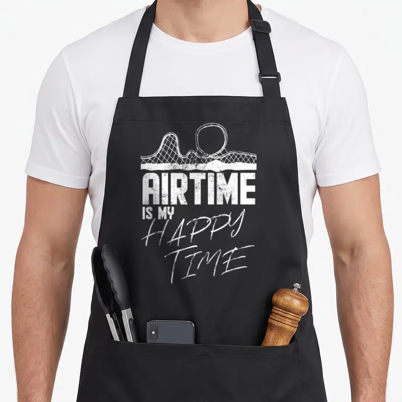 Tablier de cuisine noir avec inscription Airtime is my happy time et dessin de verres à vin en blanc.