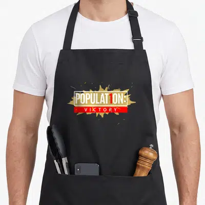 Tablier de cuisine noir avec logo Population 1 Victory et éclaboussure dorée au centre.