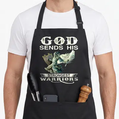 Tablier de cuisine noir avec illustration d'un arange guerrier ailé tenant une épée et un bouclier sous le texte God Sends His Strongest Warriors.