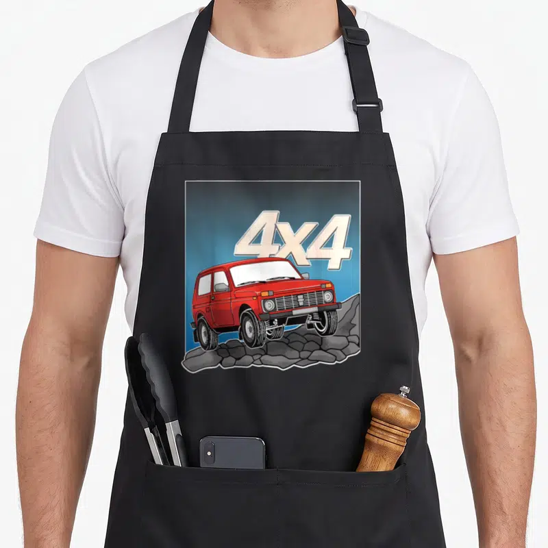 Tablier de cuisine noir avec illustration d'une Lada Niva rouge sur des rochers et le texte 4x4 en arrière-plan bleu.