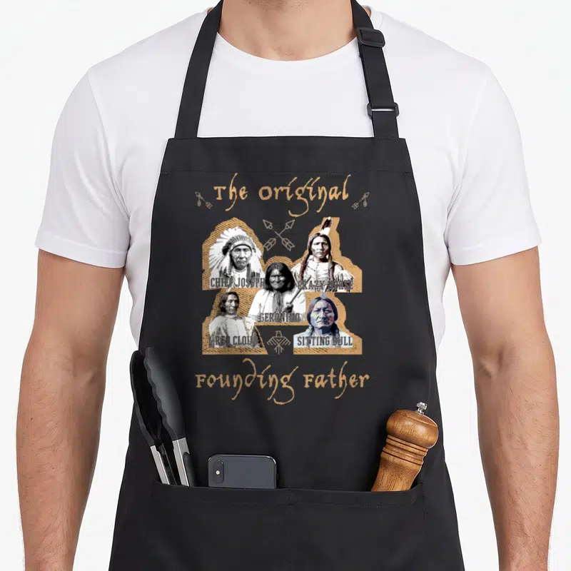 Tablier de cuisine noir avec portraits de chefs amérindiens et texte The Original Founding Father en typographie vintage.
