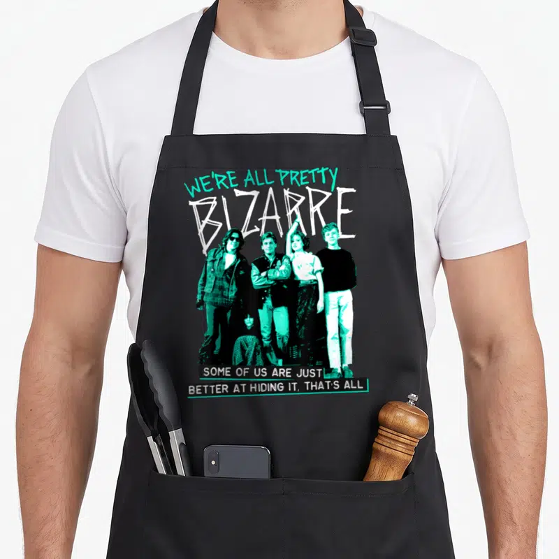 Tablier de cuisine noir avec illustration des cinq protagonistes du film en teintes vertes et blanches.