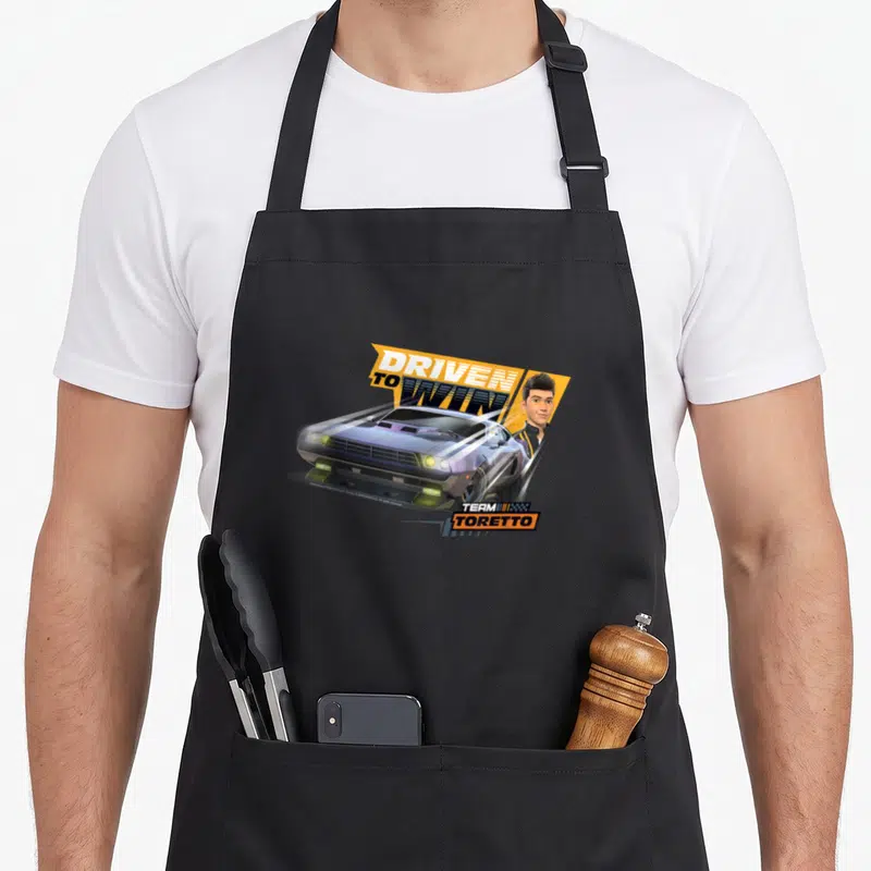 Tablier de cuisine noir avec illustration d'un pilote et d'une voiture de course sous le texte Driven To Win Team Toretto