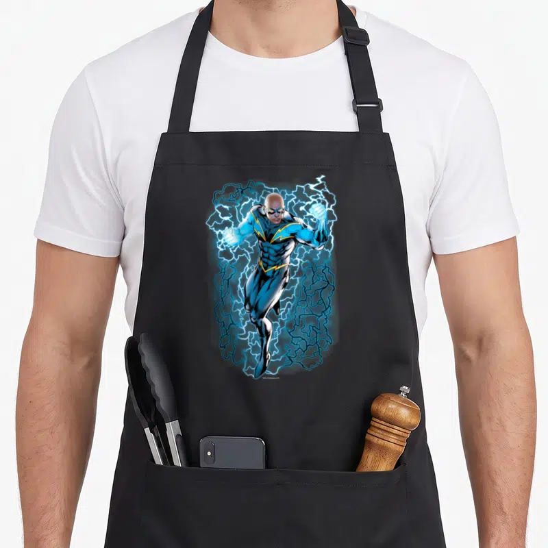 Tablier de cuisine noir avec illustration du Black Lightning entouré d'éclairs bleus vifs.