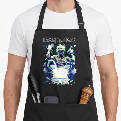 Tablier de cuisine noir avec illustration d'Eddie Speed of Light et le logo Iron Maiden en blanc.