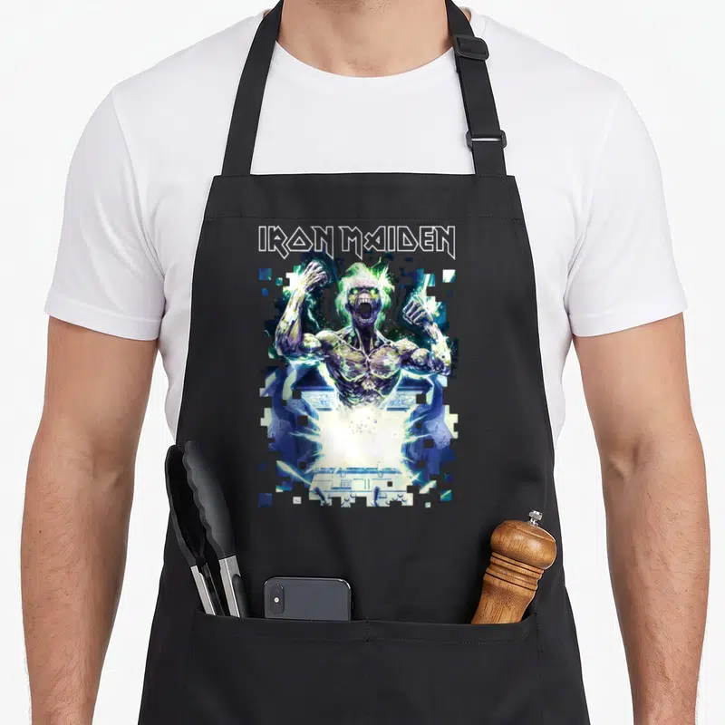 Tablier de cuisine noir avec illustration d'Eddie Speed of Light et le logo Iron Maiden en blanc.