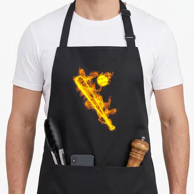 Tablier de cuisine noir avec une illustration d'une batte de baseball et d'une balle enflammées sur le devant.