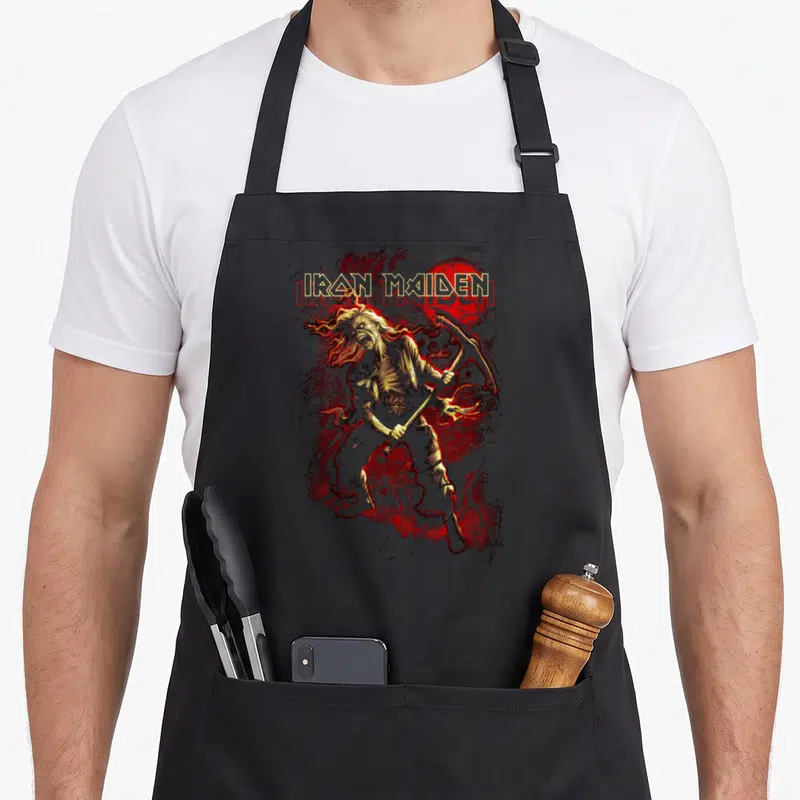 Tablier de cuisine noir avec illustration d'Eddie tenant une épée et le logo Iron Maiden en rouge et or.
