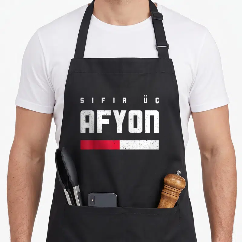 Tablier de cuisine noir avec inscription Sıfır Üç AFYON et bande rouge et blanche texturée.
