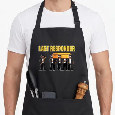 Tablier de cuisine noir avec illustration de porteurs de cercueil et texte Last Responder en jaune.