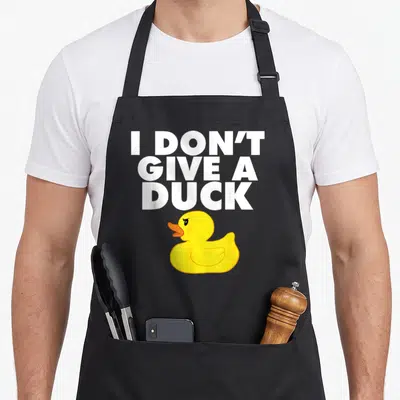 Tablier de cuisine noir avec texte blanc I don't give a duck et illustration canard jaune irrité