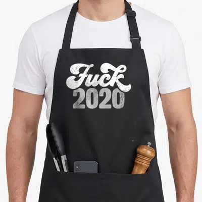 Tablier de cuisine noir avec l inscription Fuck 2020 en typographie blanche vintage et texturée.