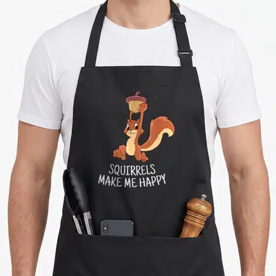 Tablier de cuisine noir avec un écureuil marron tenant une noix au-dessus de sa tête