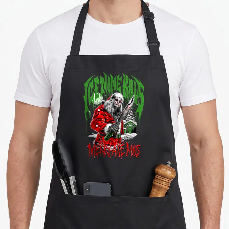 Tablier de cuisine noir avec illustration de Père Noël squelette tenant une hache et texte vert et rouge.