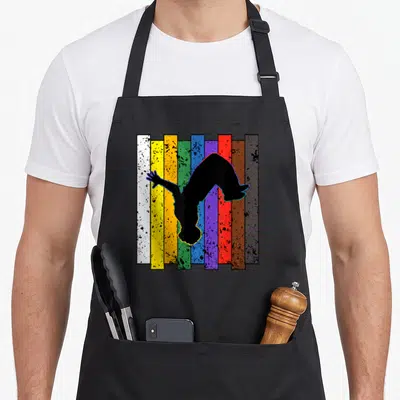 Tablier de cuisine noir avec silhouette parkour inversée devant bandes colorées verticales blanches jaunes oranges vertes bleues violettes rouges brunes et grises