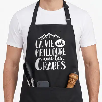Tablier de cuisine noir avec texte blanc La vie est meilleure avec les crabes et silhouettes de montagnes.