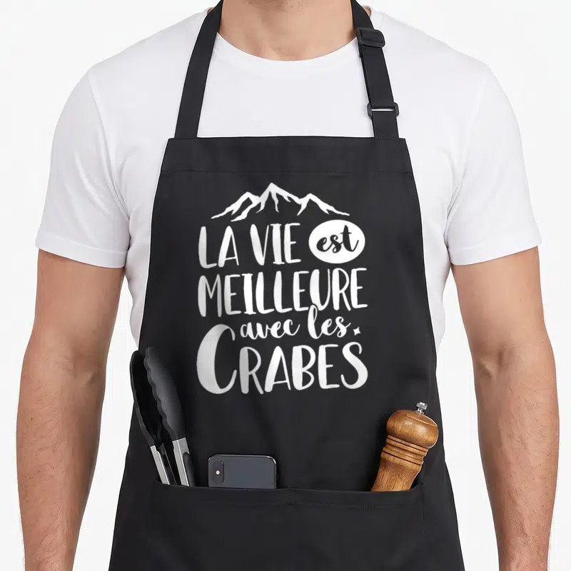 Tablier de cuisine noir avec texte blanc La vie est meilleure avec les crabes et silhouettes de montagnes.