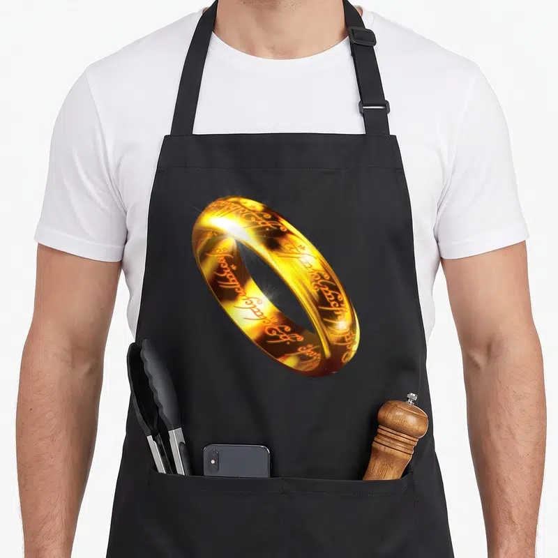 Tablier de cuisine noir orné d'un anneau doré lumineux portant des runes en écriture eldarin.