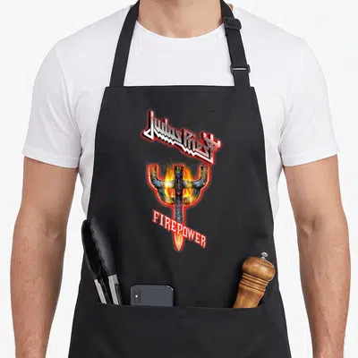 Tablier de cuisine noir avec le logo Judas Priest et un trident enflammé portant l'inscription Firepower.