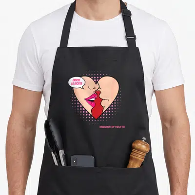 Tablier de cuisine noir avec illustration pop art d'un cœur rose formé par deux lèvres et le texte envoie la kichta.