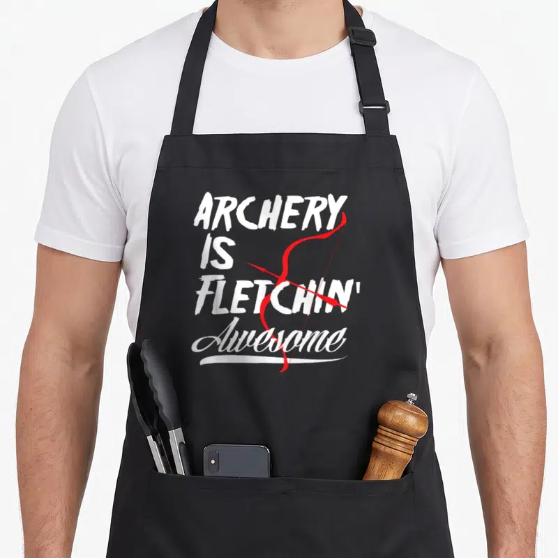 Tablier de cuisine noir avec ARCHERY IS FLETCHIN' Génial et un arc rouge stylisé.