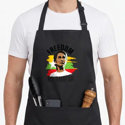 Tablier de cuisine noir avec portrait stylisé et texte Freedom Myanmar sur fond tricolore