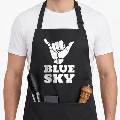 Tablier de cuisine noir avec une illustration blanche d'une main et le texte Blue Sky imprimé en dessous.