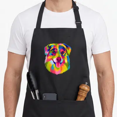 Tablier de cuisine noir avec portrait coloré d'un chien australien au style pop art et langue sortie.