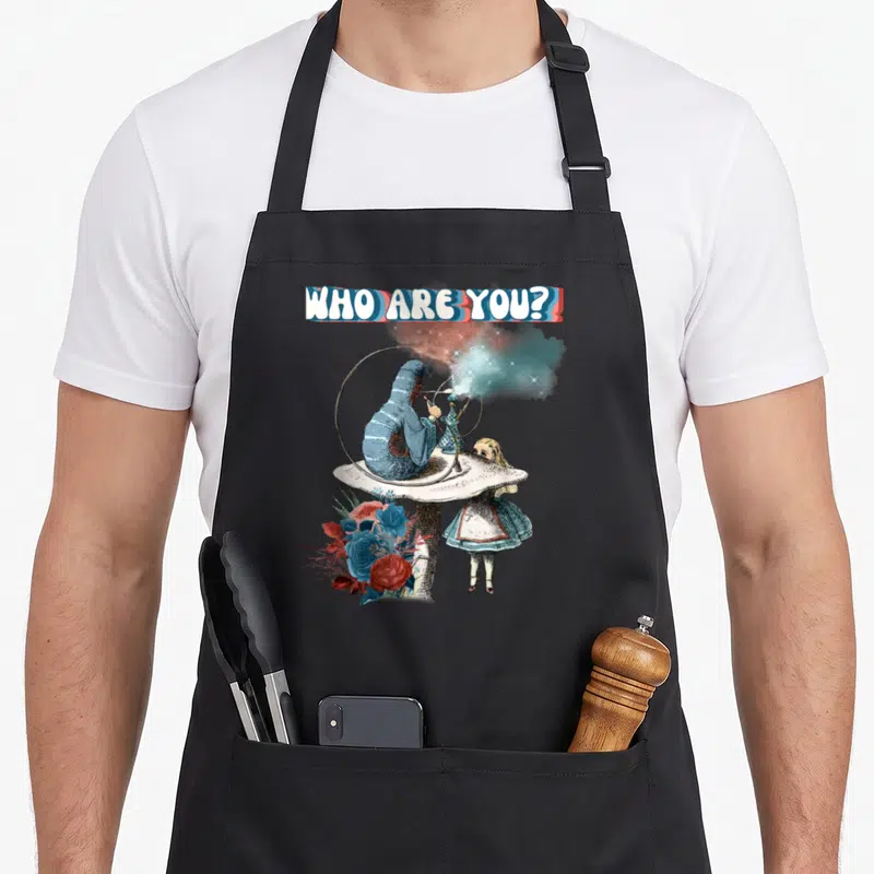 Tablier de cuisine noir avec illustration de la chenille fumant une pipe et d'Alice sous un champignon entouré de roses.
