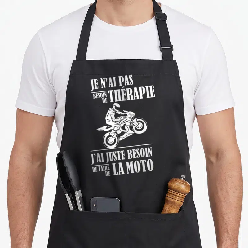 Tablier de cuisine noir avec une illustration blanche d'un motard sur sportive et le texte Je n'ai pas besoin de thérapie.