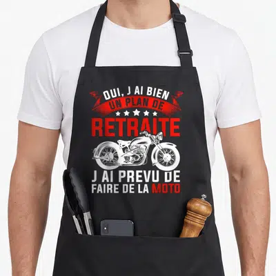 Tablier de cuisine noir avec inscription rouge et blanche sur le thème de la moto et de la retraite humoristique.