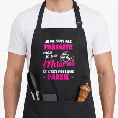 Tablier de cuisine noir avec inscription rose et blanche Je ne suis pas parfaite mais je suis motarde et c'est presque pareil.