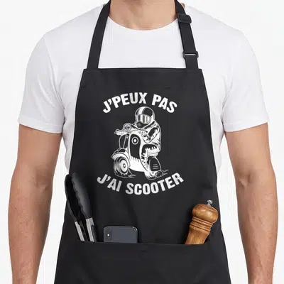 Tablier de cuisine noir avec illustration blanche d'un motard sur scooter et texte J'peux pas j'ai scooter