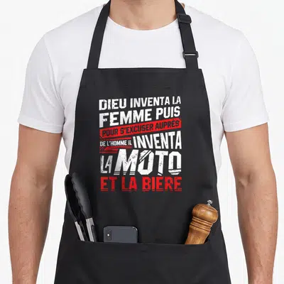 Tablier de cuisine noir avec typographie blanche et rouge affirmant que Dieu inventa la moto et la bière pour s'excuser auprès de l'homme.
