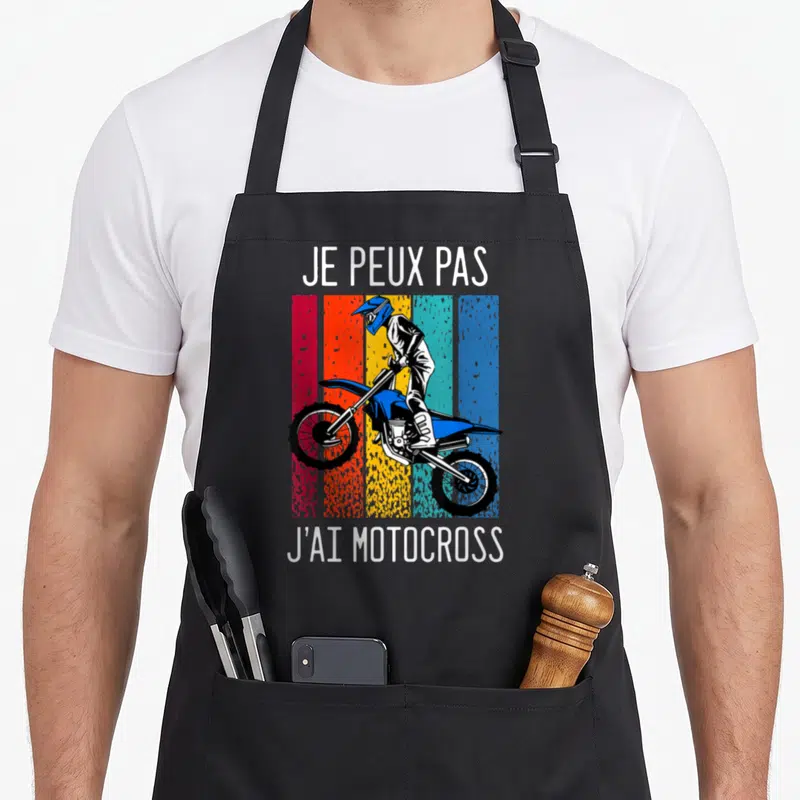 Tablier de cuisine noir avec illustration d'un motard sur fond de bandes colorées verticales et texte blanc.