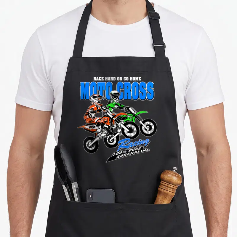 Tablier de cuisine noir avec illustration de deux pilotes de motocross orange et vert et texte Racing 100% Pure Adrenaline.