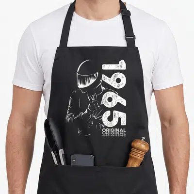 Tablier de cuisine noir avec illustration d'un motard casqué et le chiffre 61 en typographie blanche usée.