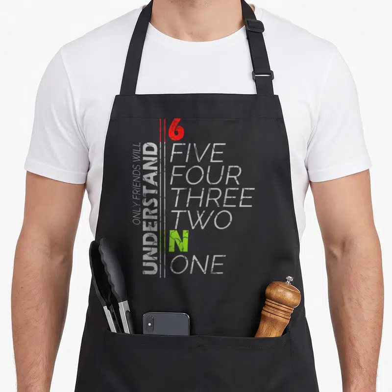 Tablier de cuisine noir avec inscription Only Friends Will Understand et chiffres colorés dans un style décapé.