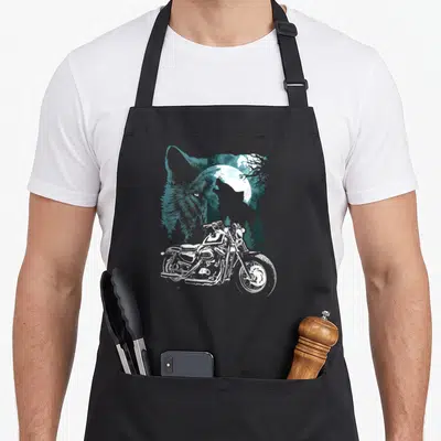Tablier de cuisine noir avec illustration d'un loup, d'une lune pleine et d'une moto blanche sur fond forestier.